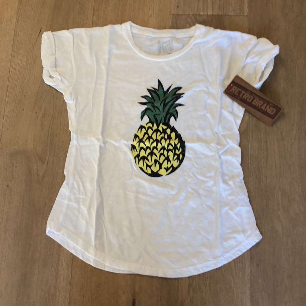 White retro brand t shirt with pineapple on front